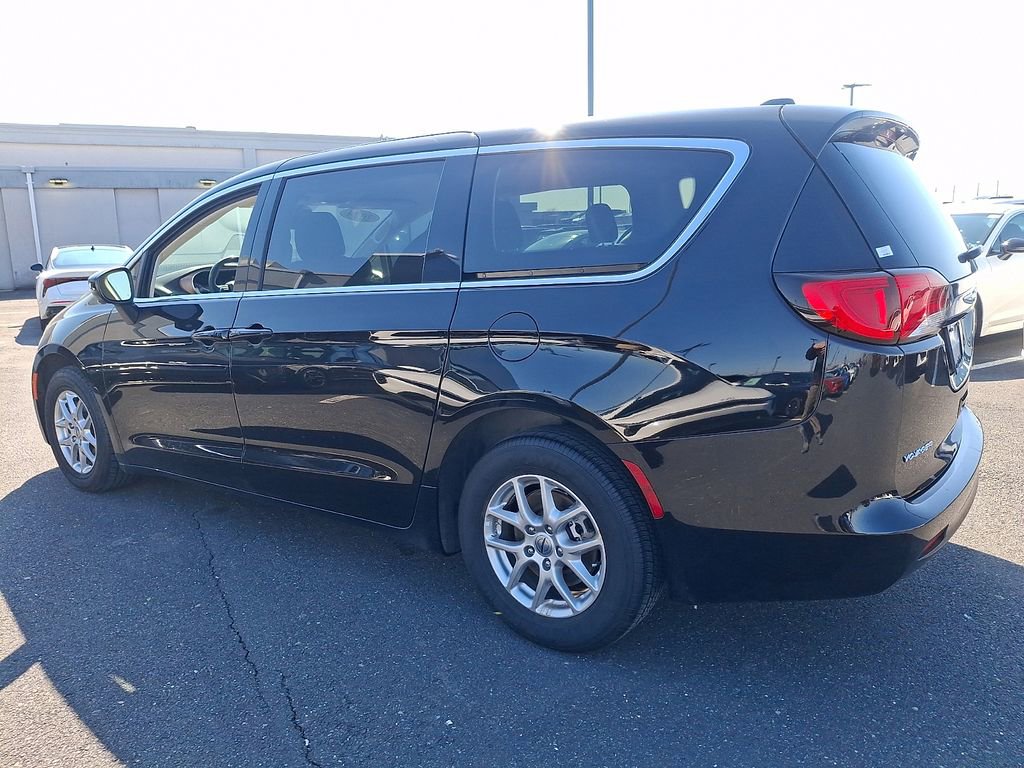 Used 2024 Chrysler Voyager LX image 4