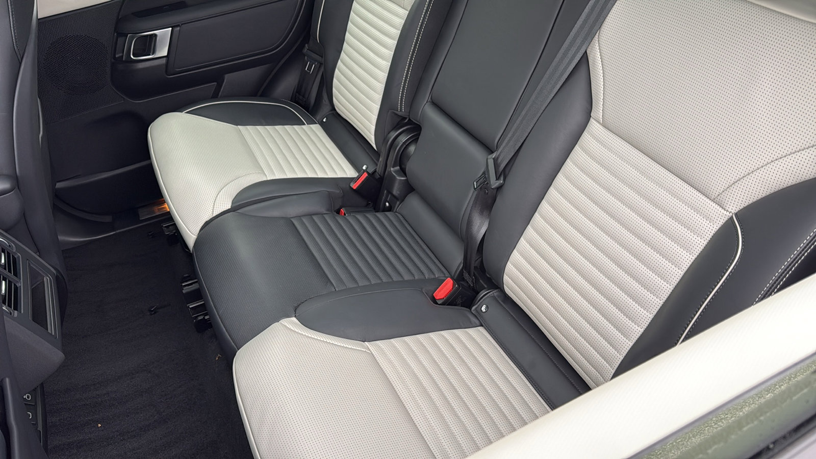 Used 2022 Land Rover Discovery S R-Dynamic image 30