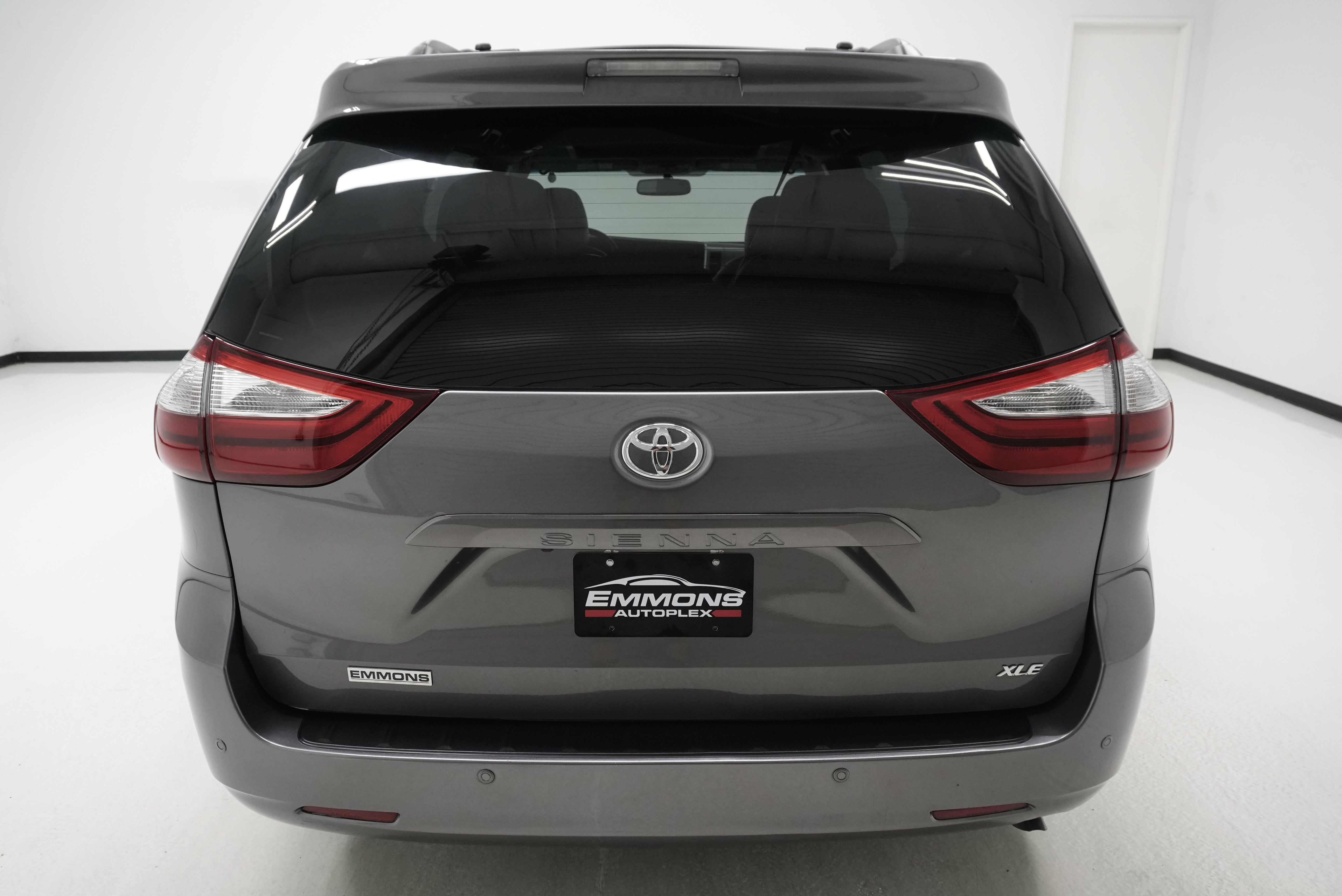 Used 2017 Toyota Sienna XLE w/ XLE Navigation Package FWD image 5