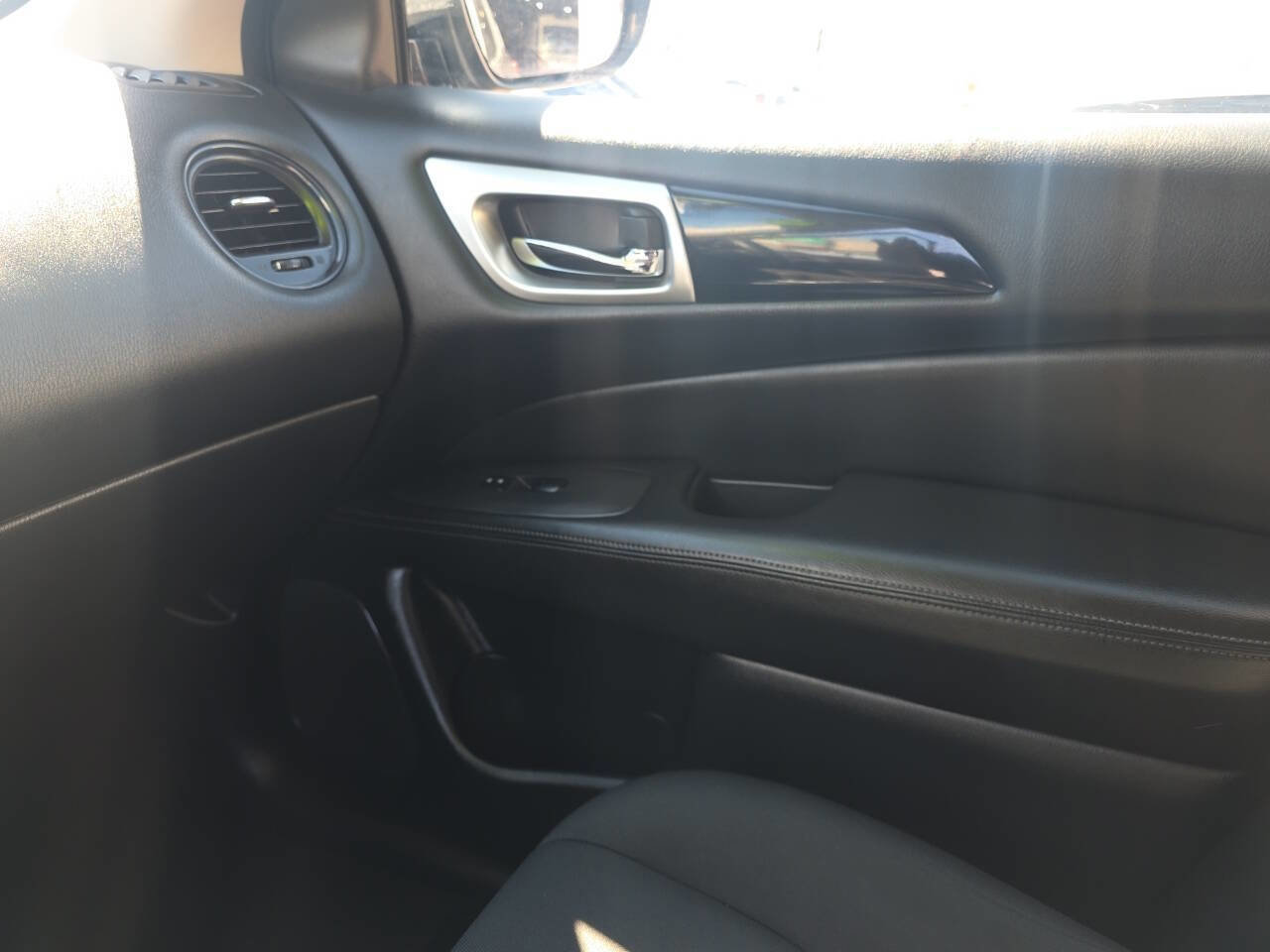 Used 2018 Nissan Pathfinder S AWD/4WD image 15