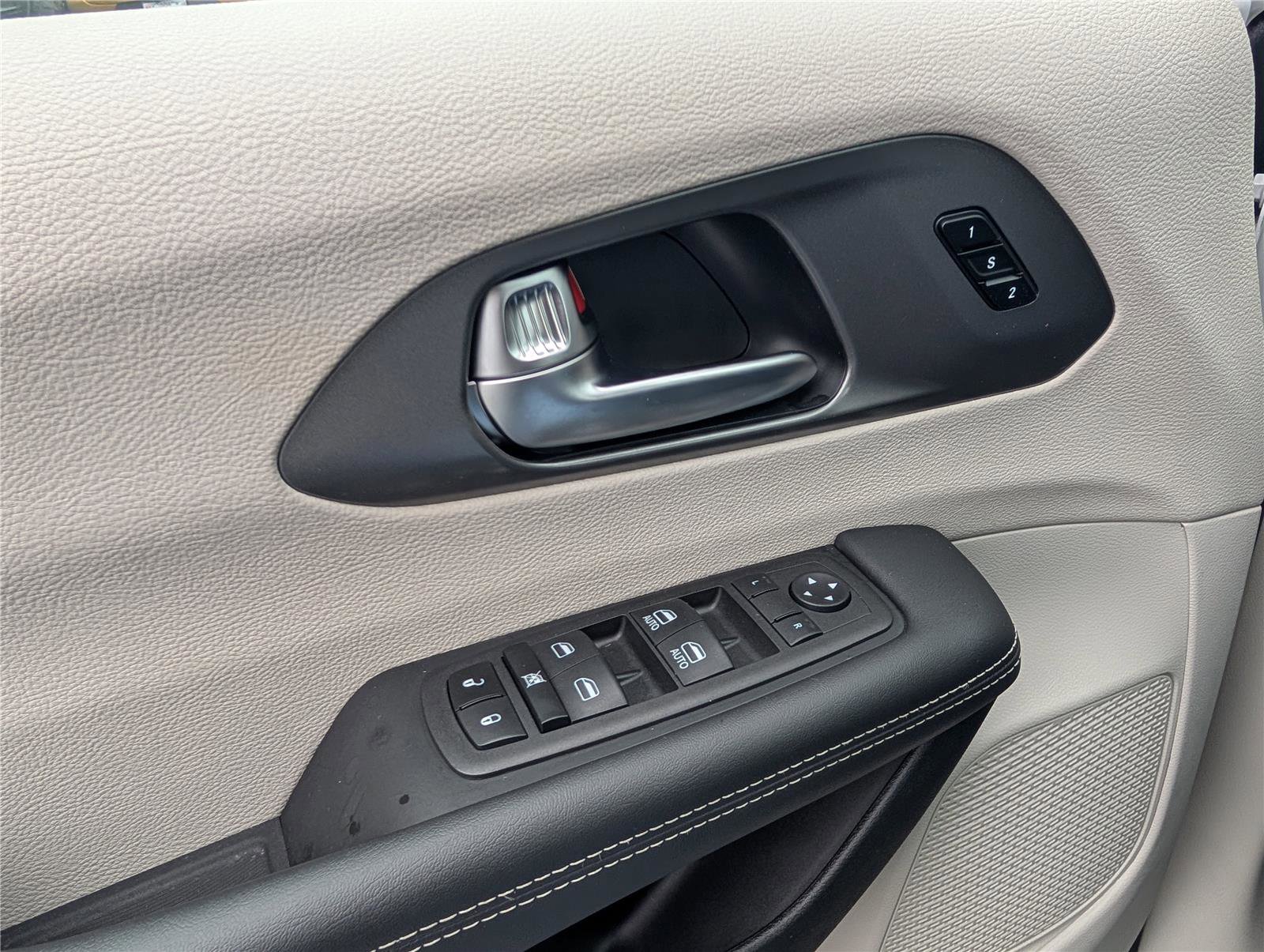 Used 2023 Chrysler Pacifica Touring-L image 19