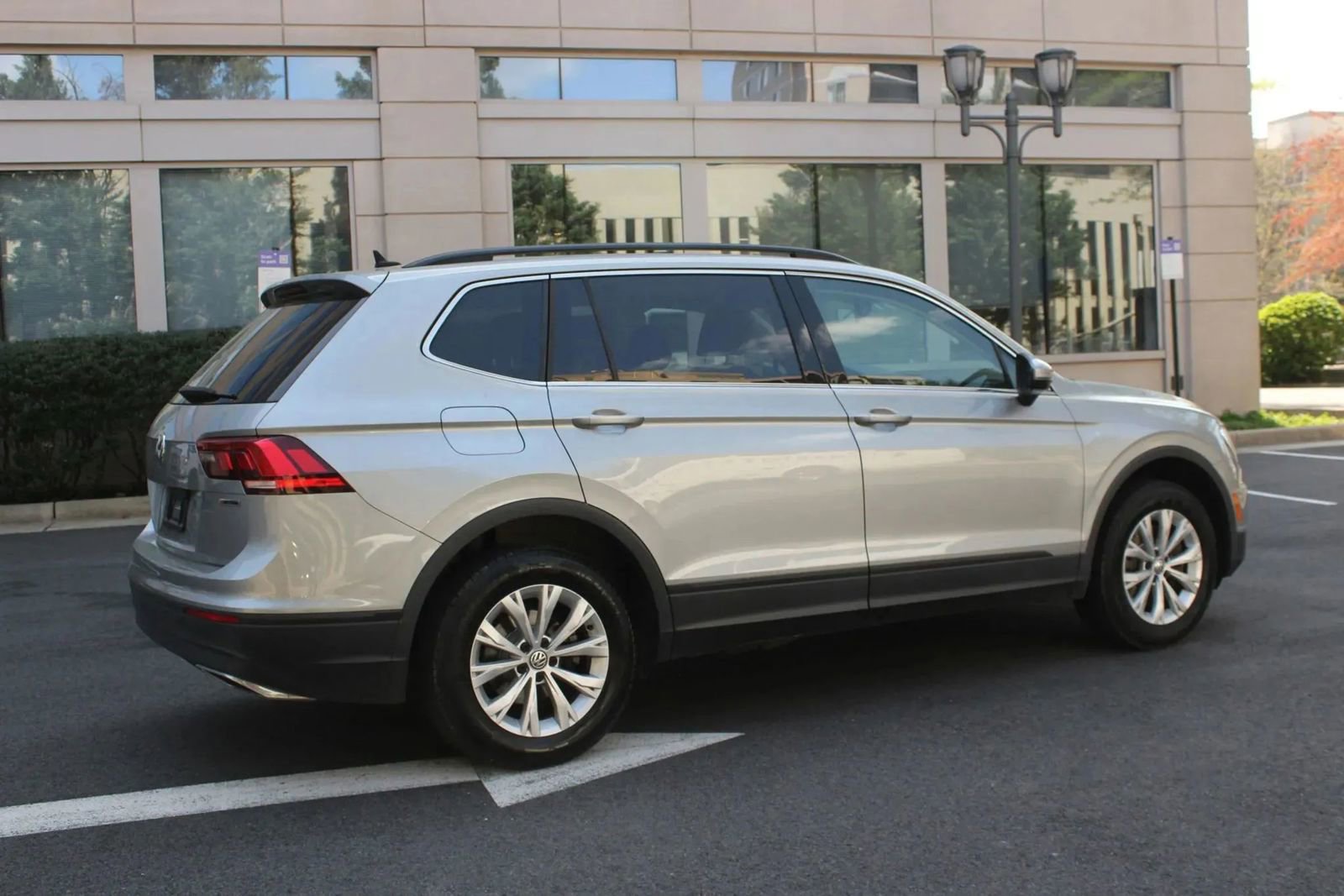 Used 2019 Volkswagen Tiguan SE w/ Panoramic Sunroof Package AWD/4WD image 7