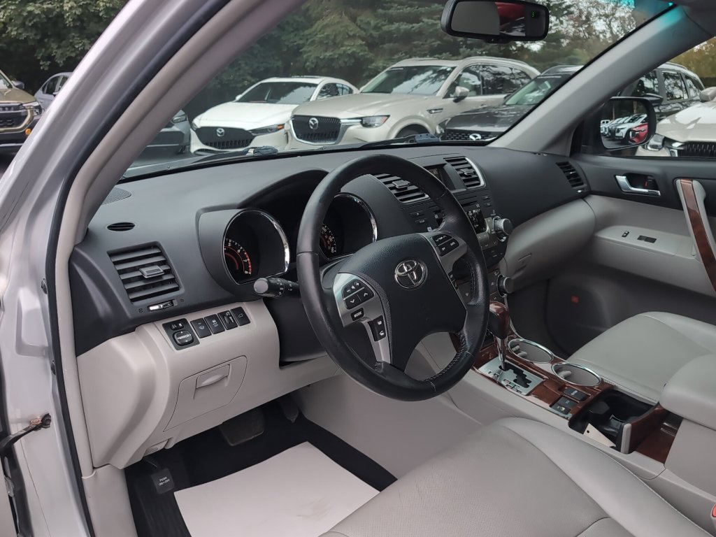Used 2012 Toyota Highlander Limited w/ Tow Pkg AWD/4WD image 16