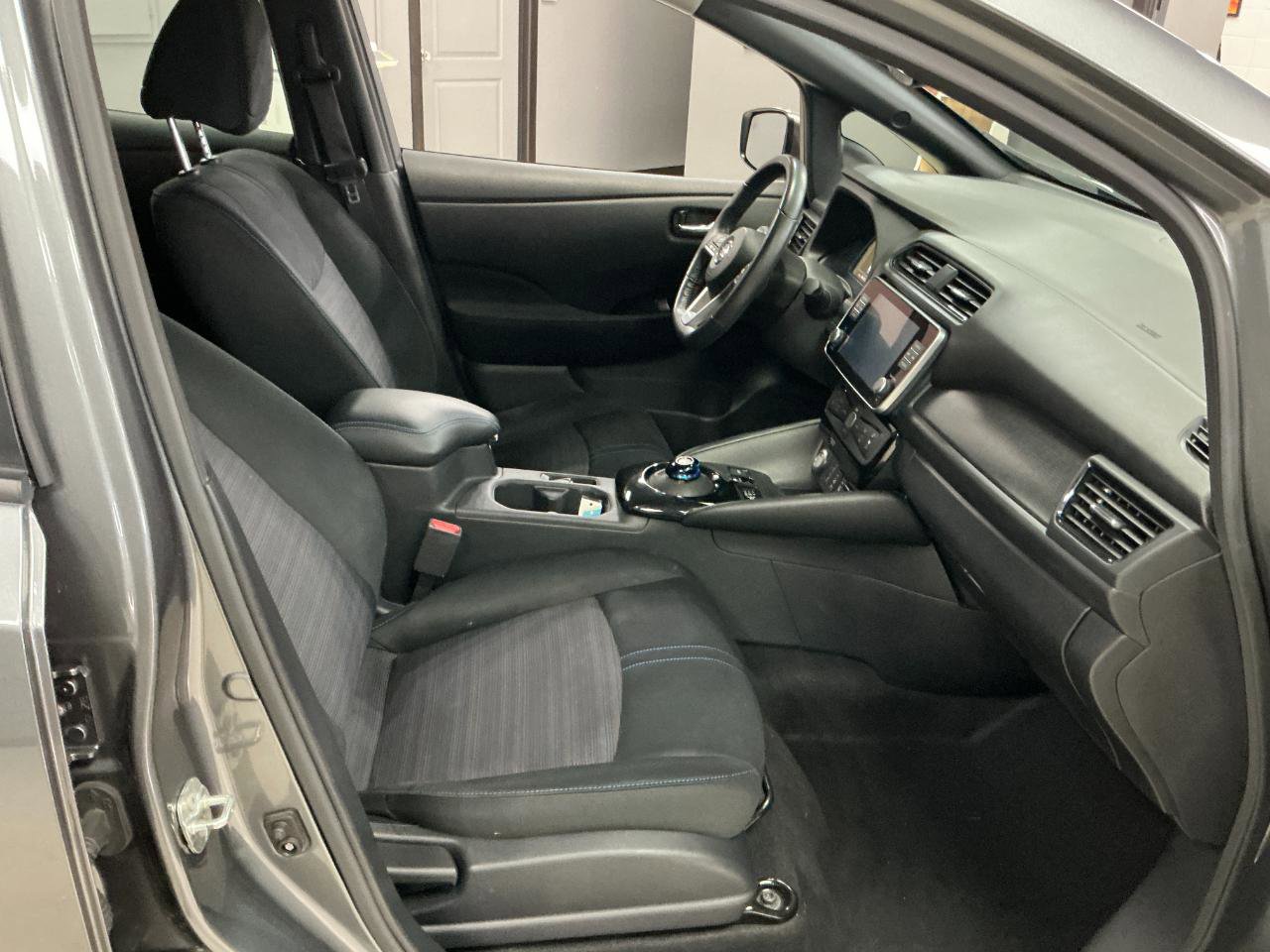 Used 2020 Nissan Leaf SV w/ SV Technology Package image 28