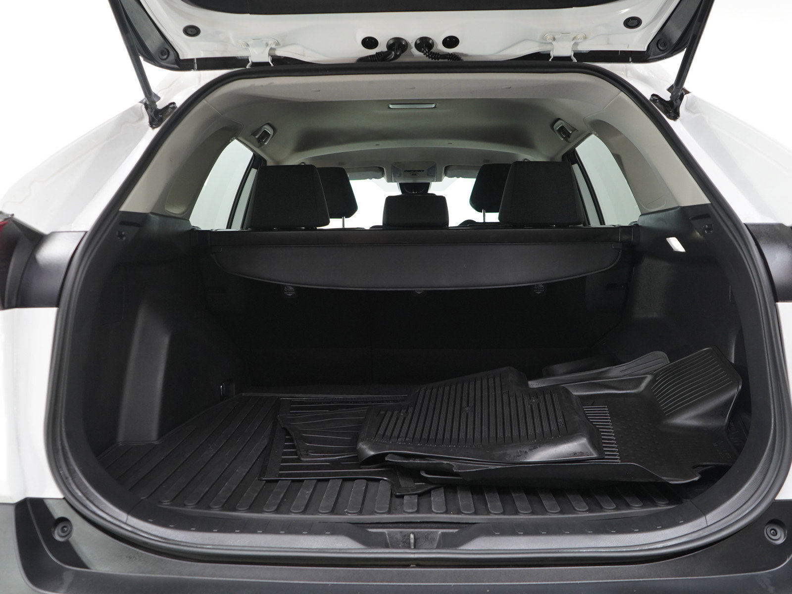 Used 2025 Toyota RAV4 LE AWD/4WD image 18