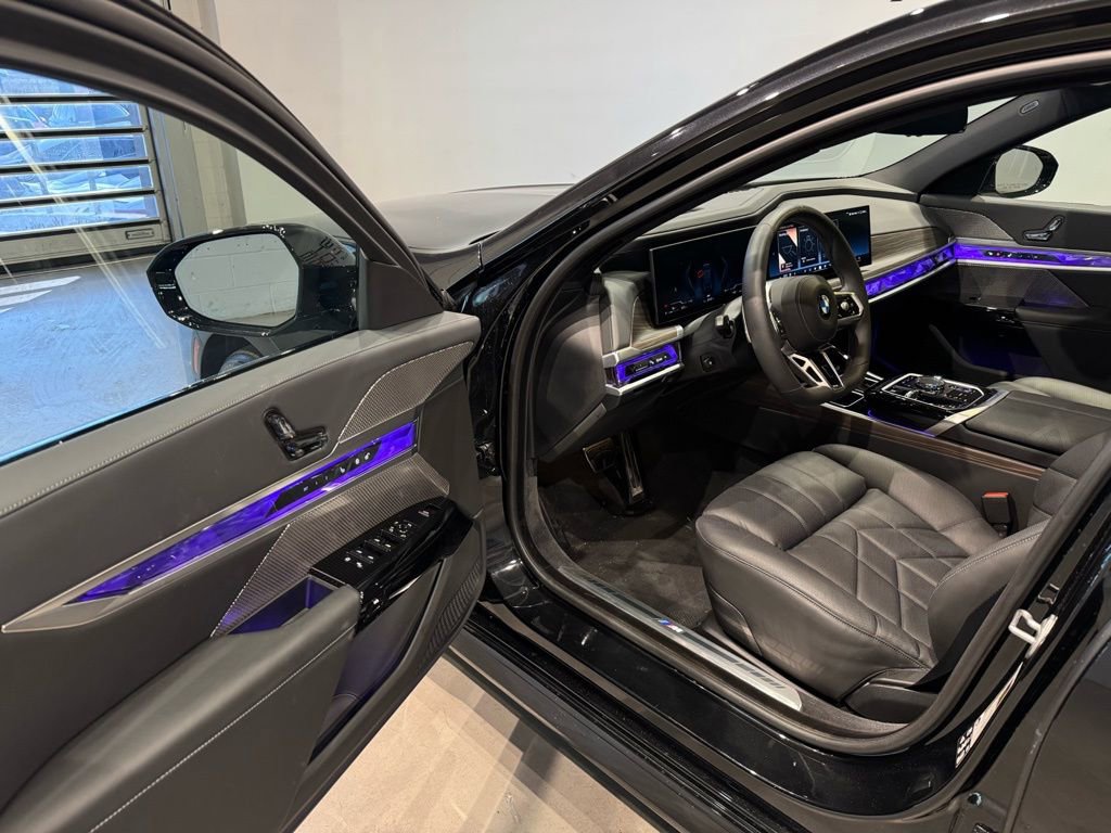 Used 2025 BMW 760i xDrive image 11
