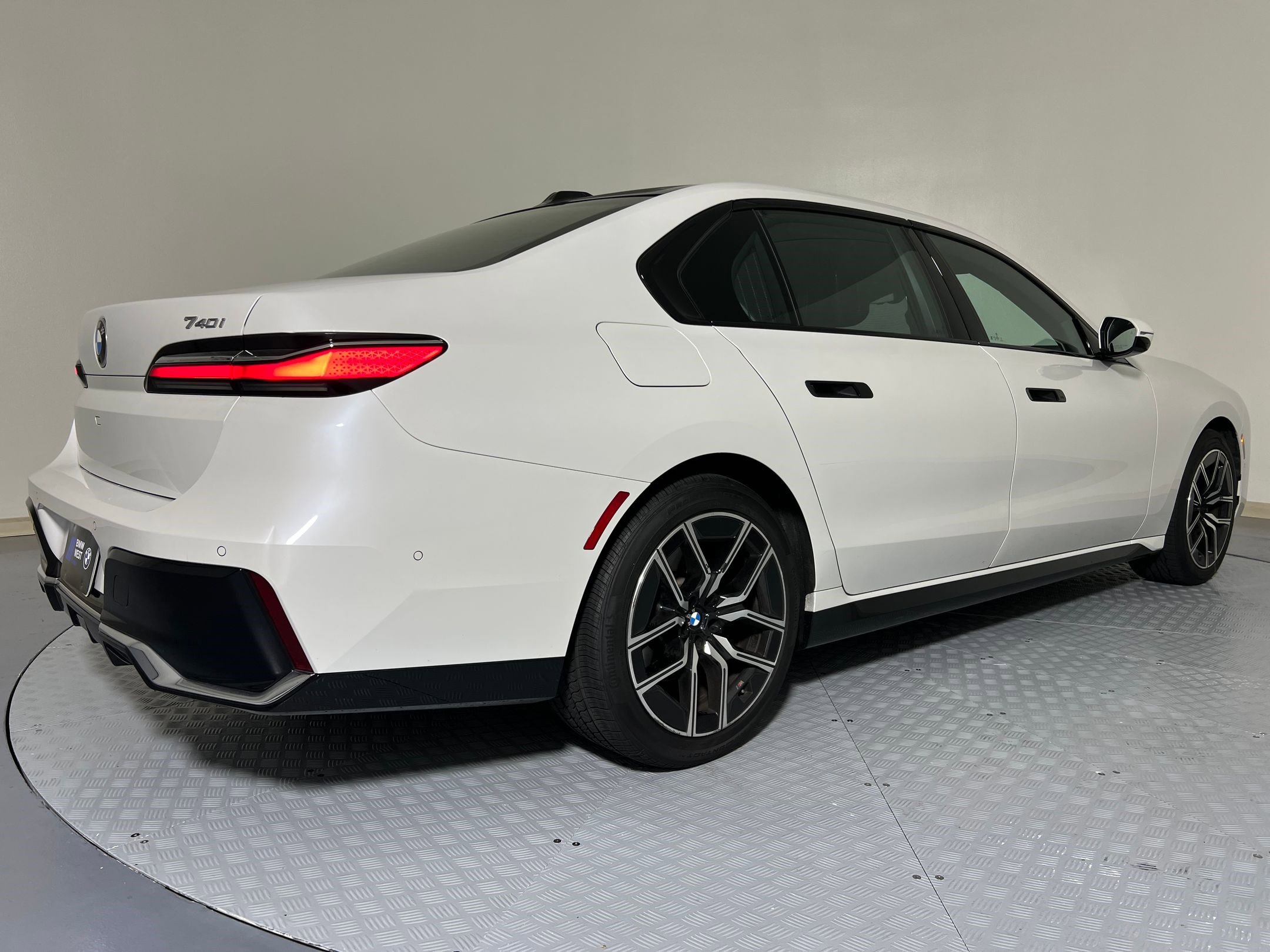 Used 2024 BMW 740i xDrive image 9