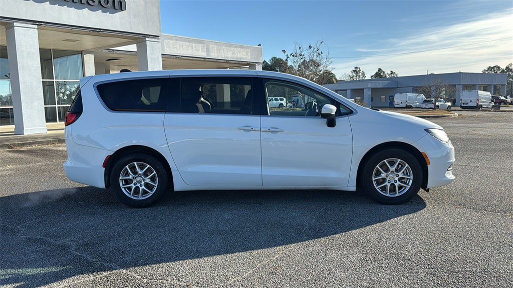 Used 2022 Chrysler Voyager LX image 9
