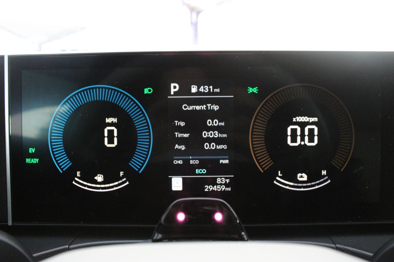 Used 2025 Hyundai Santa Fe SEL FWD image 11