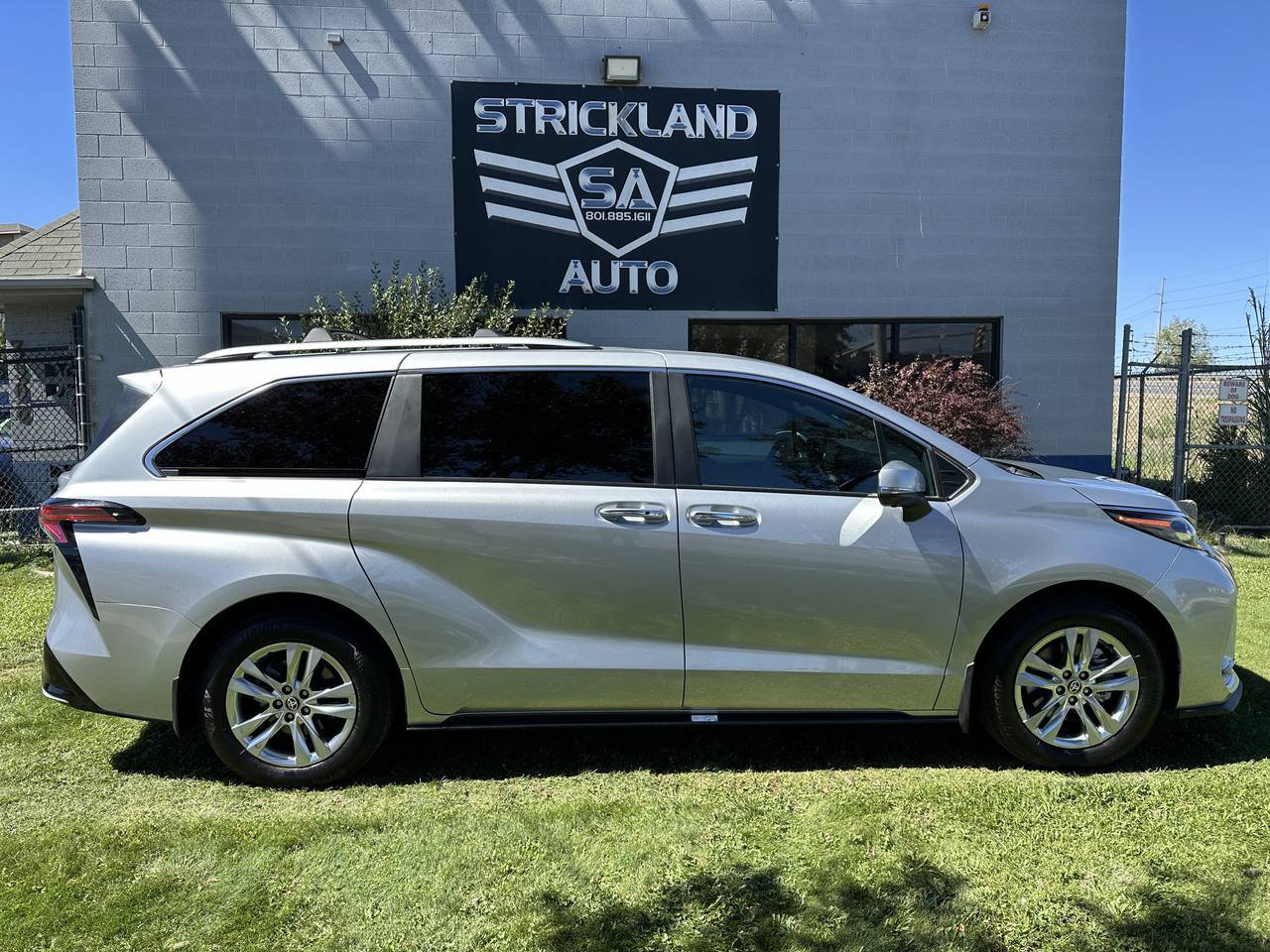 Used 2025 Toyota Sienna Platinum AWD/4WD image 5