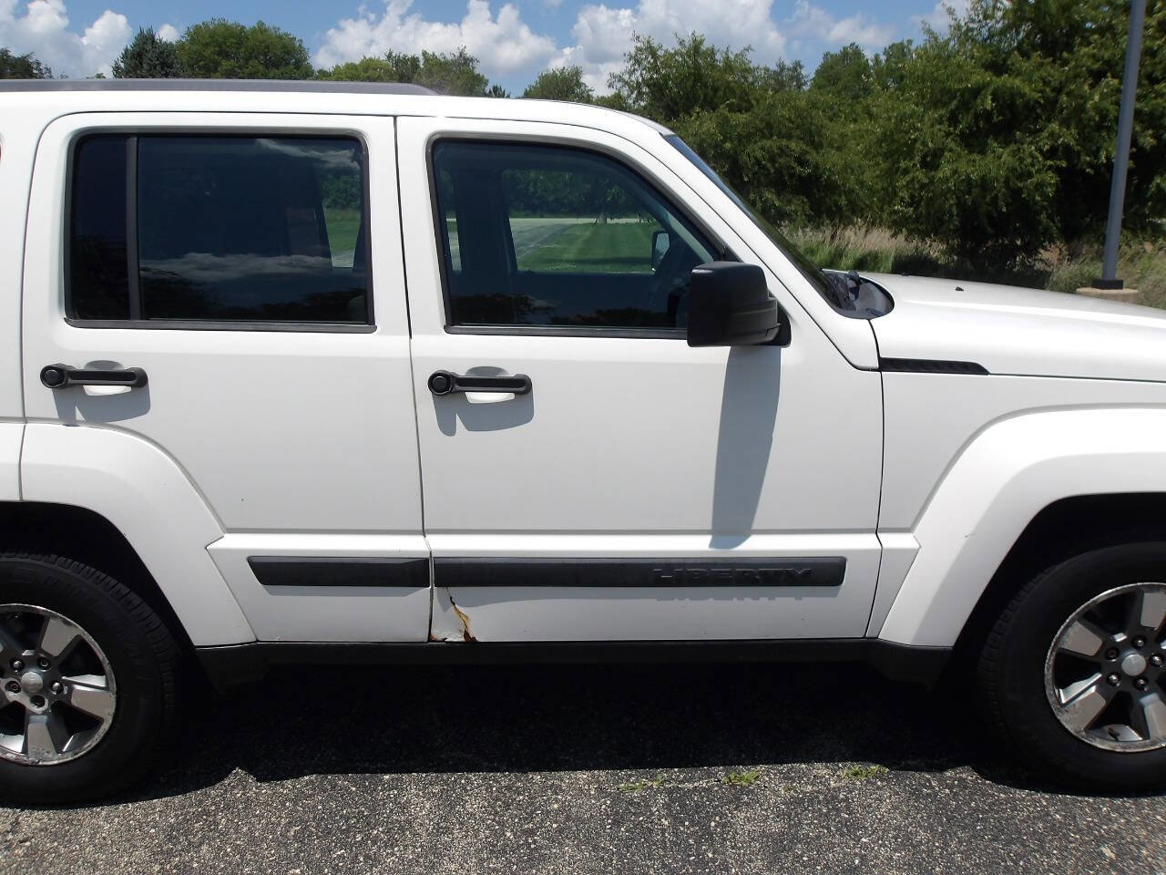 Used 2009 Jeep Liberty Sport image 28