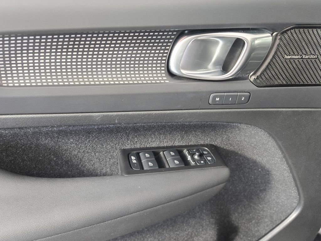 Used 2021 Volvo XC40 P8 Recharge w/ Advanced Package image 17