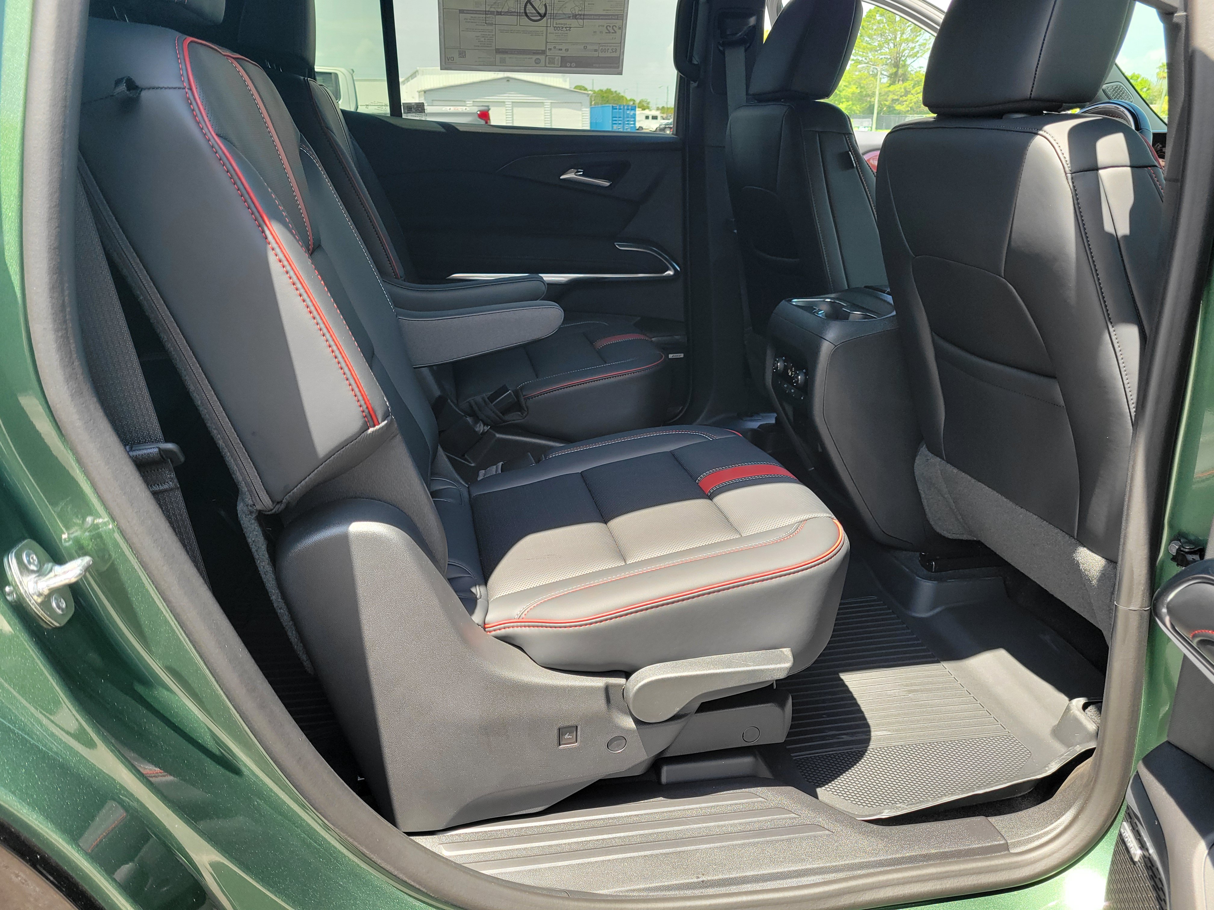 New 2027 Chevrolet Traverse RS w/ LPO, Floor Liner Package FWD image 33