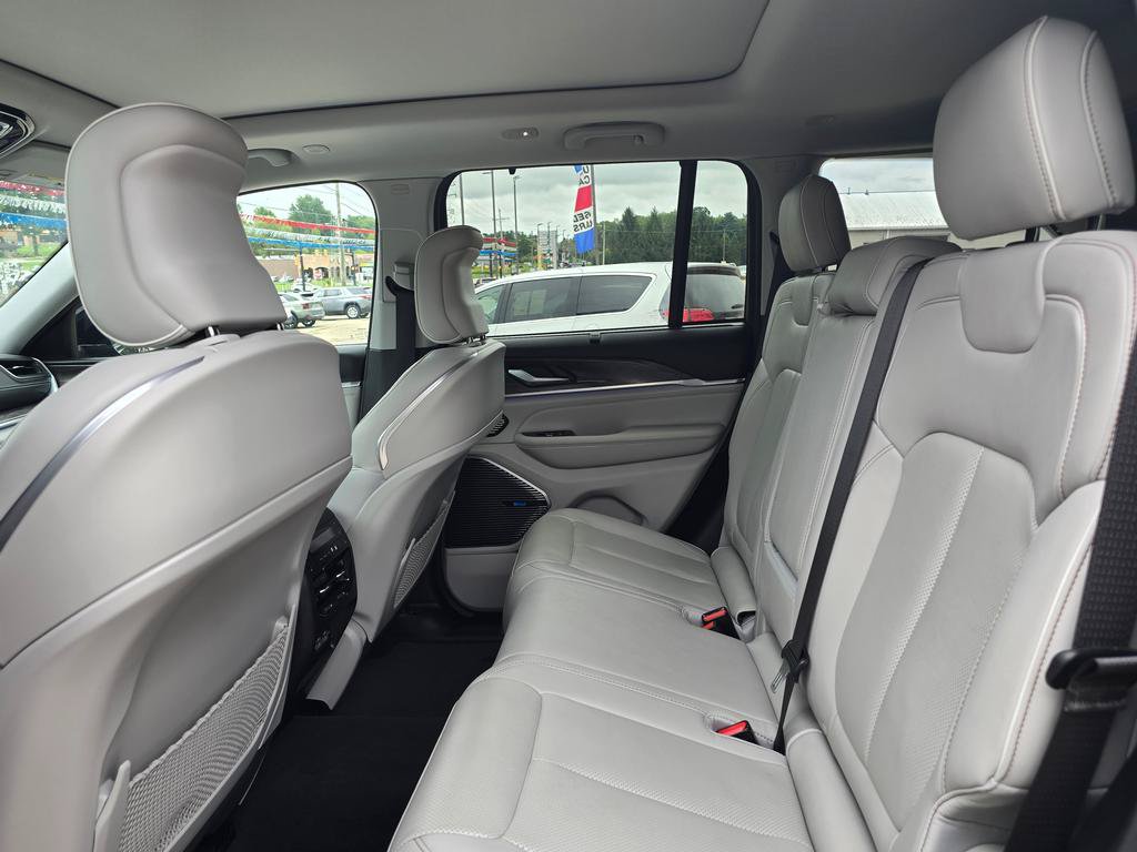 Used 2023 Jeep Grand Cherokee Overland w/ Luxury Tech Group IV AWD/4WD image 14