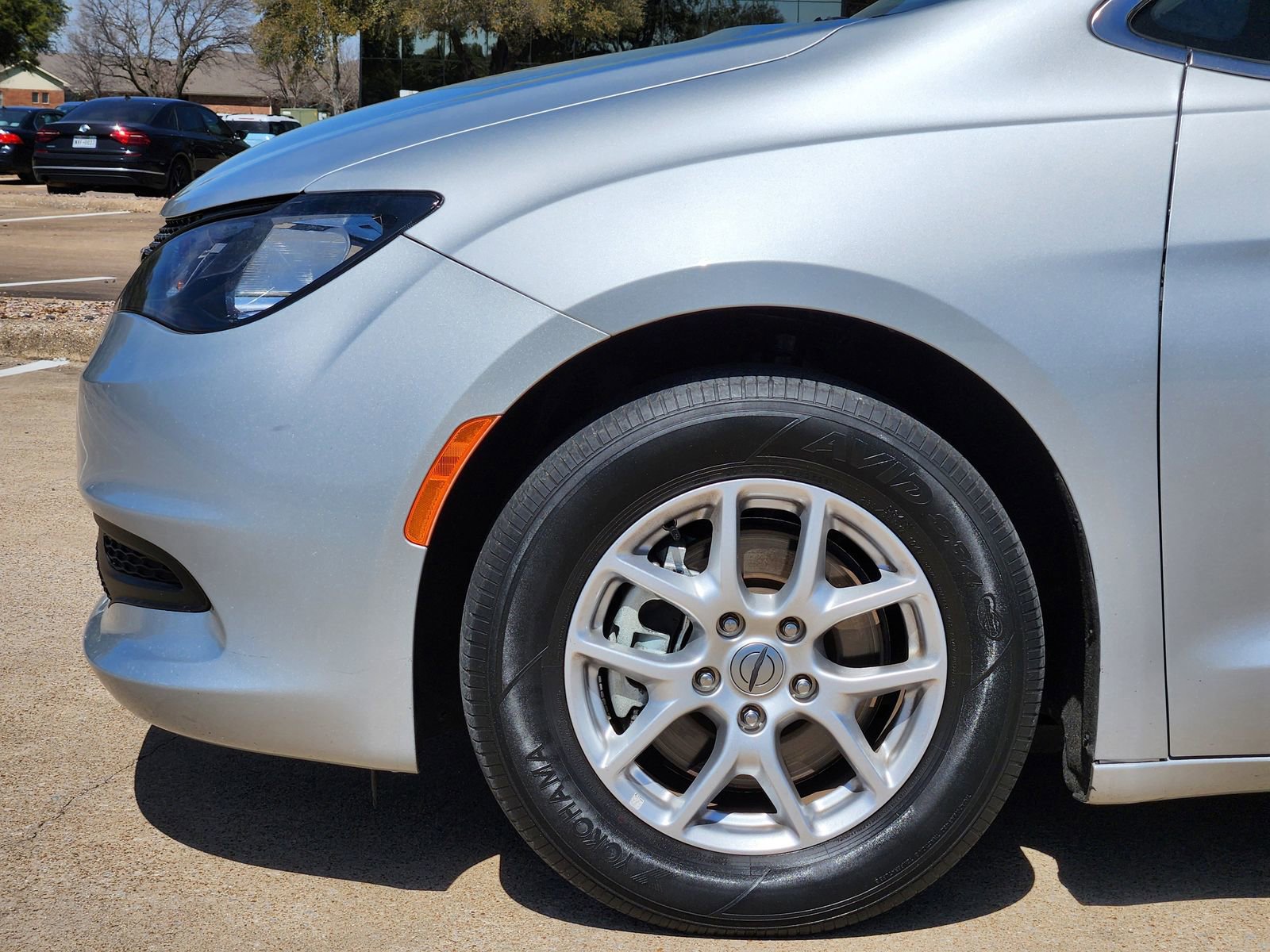 Used 2023 Chrysler Voyager LX image 8