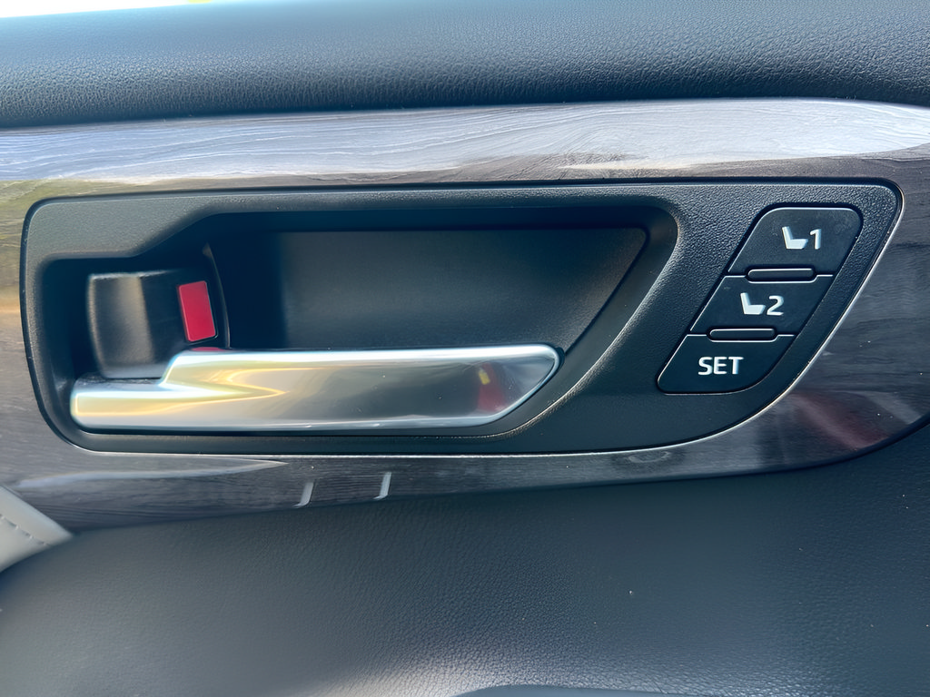 Used 2020 Toyota Highlander Limited AWD/4WD image 12