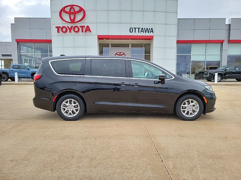 Used 2024 Chrysler Pacifica Touring-L FWD image 4