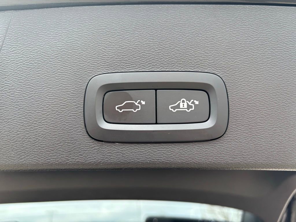 Used 2024 Volvo XC40 B5 Core image 24