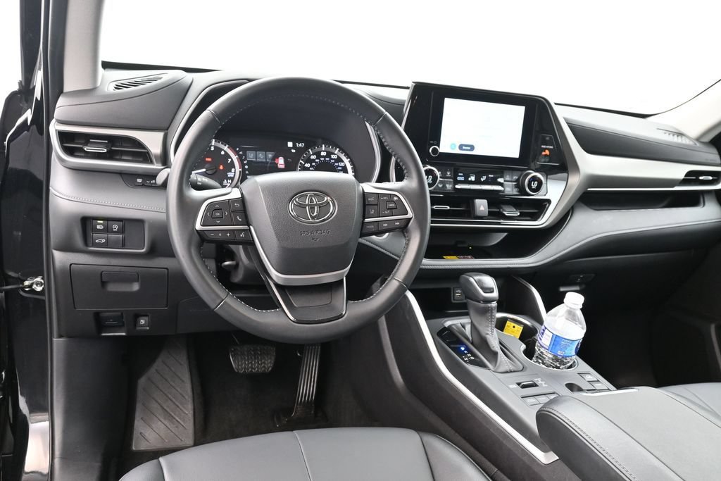 Used 2025 Toyota Highlander XLE AWD/4WD image 18