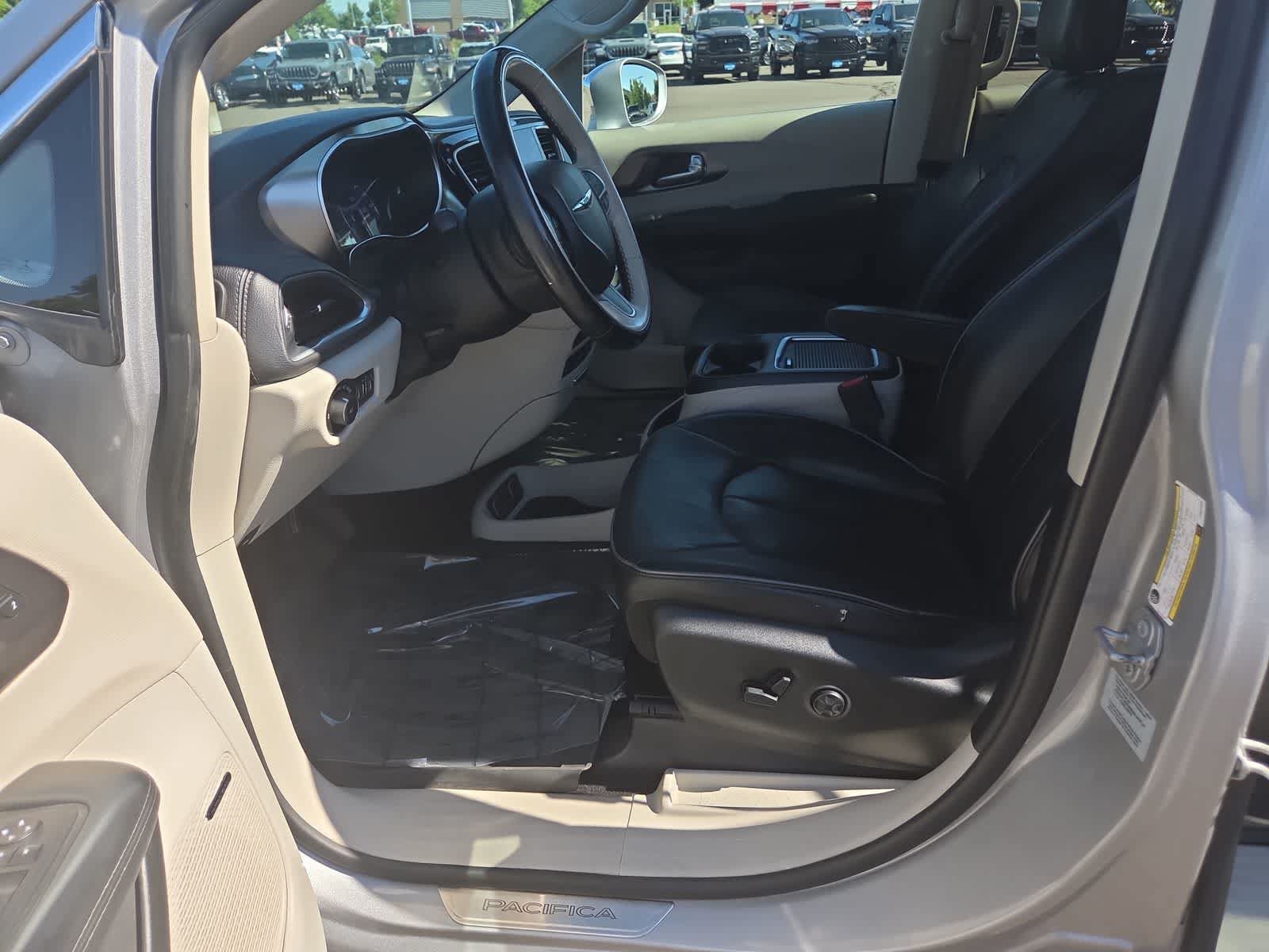 Used 2017 Chrysler Pacifica Limited FWD image 19