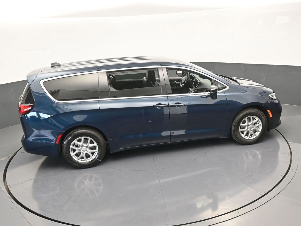Used 2025 Chrysler Pacifica Select image 46