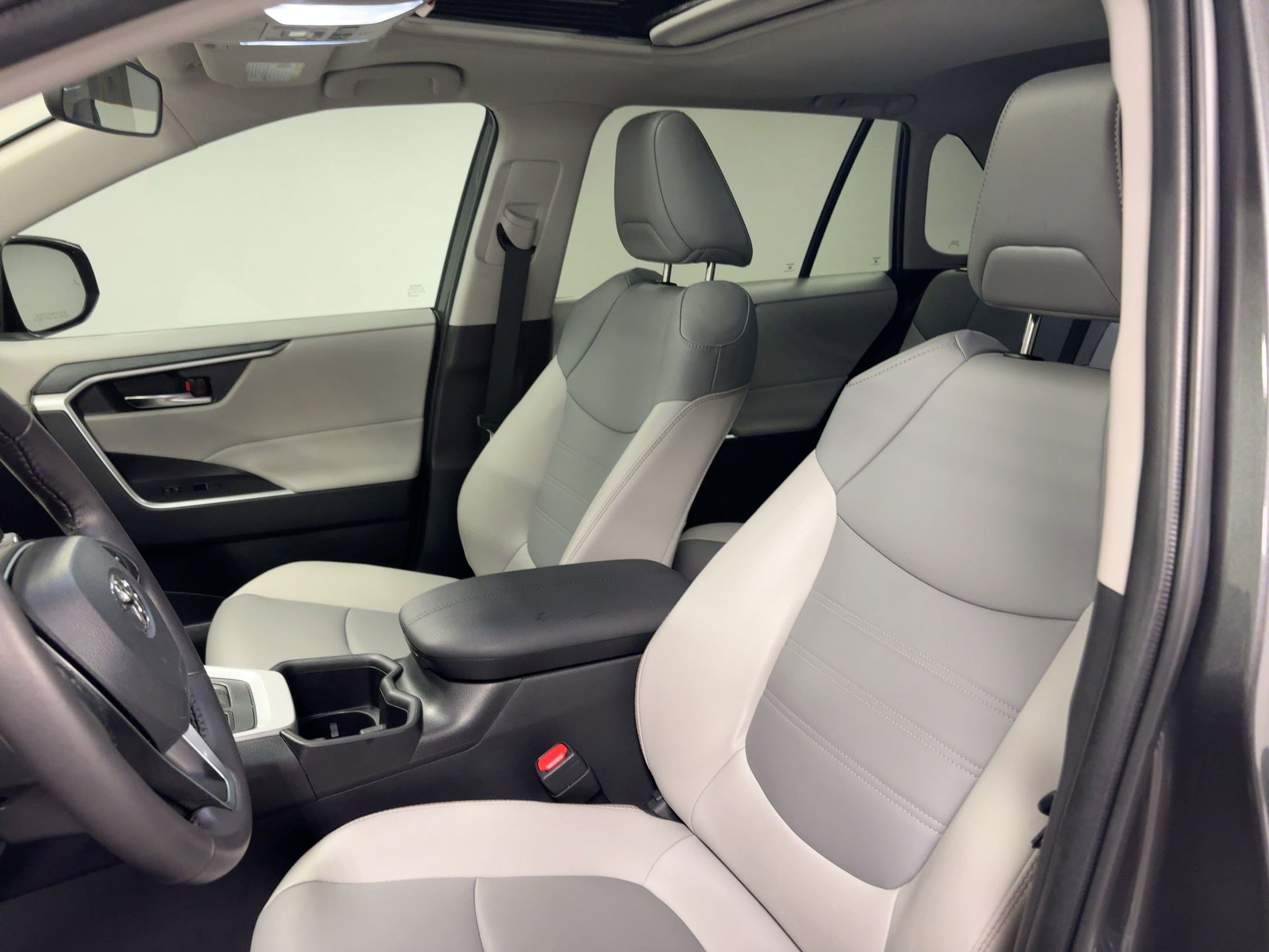 Used 2022 Toyota RAV4 XLE Premium image 5