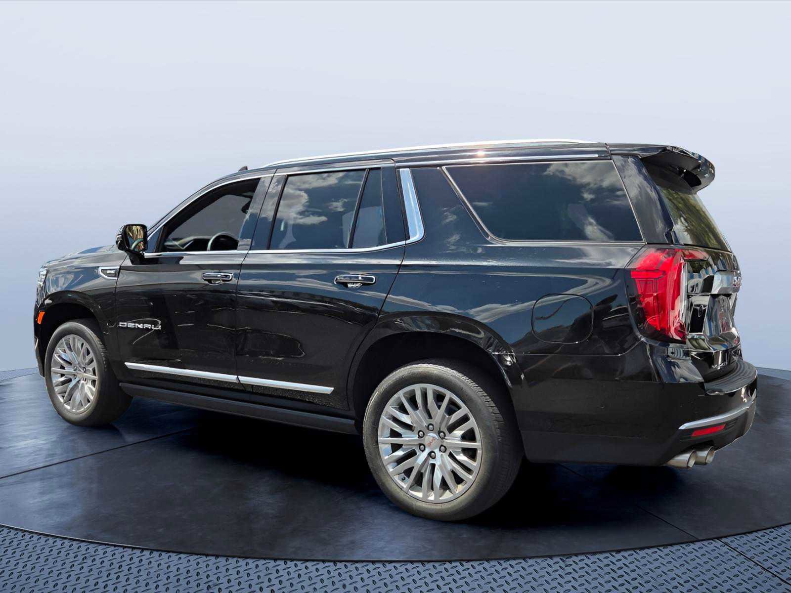 Used 2024 GMC Yukon Denali w/ Advanced Technology Package RWD image 4