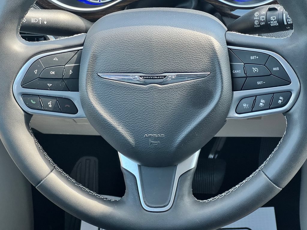 Used 2023 Chrysler Pacifica Limited FWD image 21