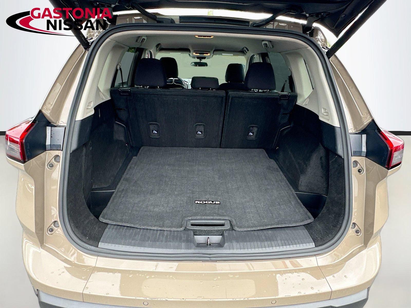 Used 2025 Nissan Rogue SV FWD image 34