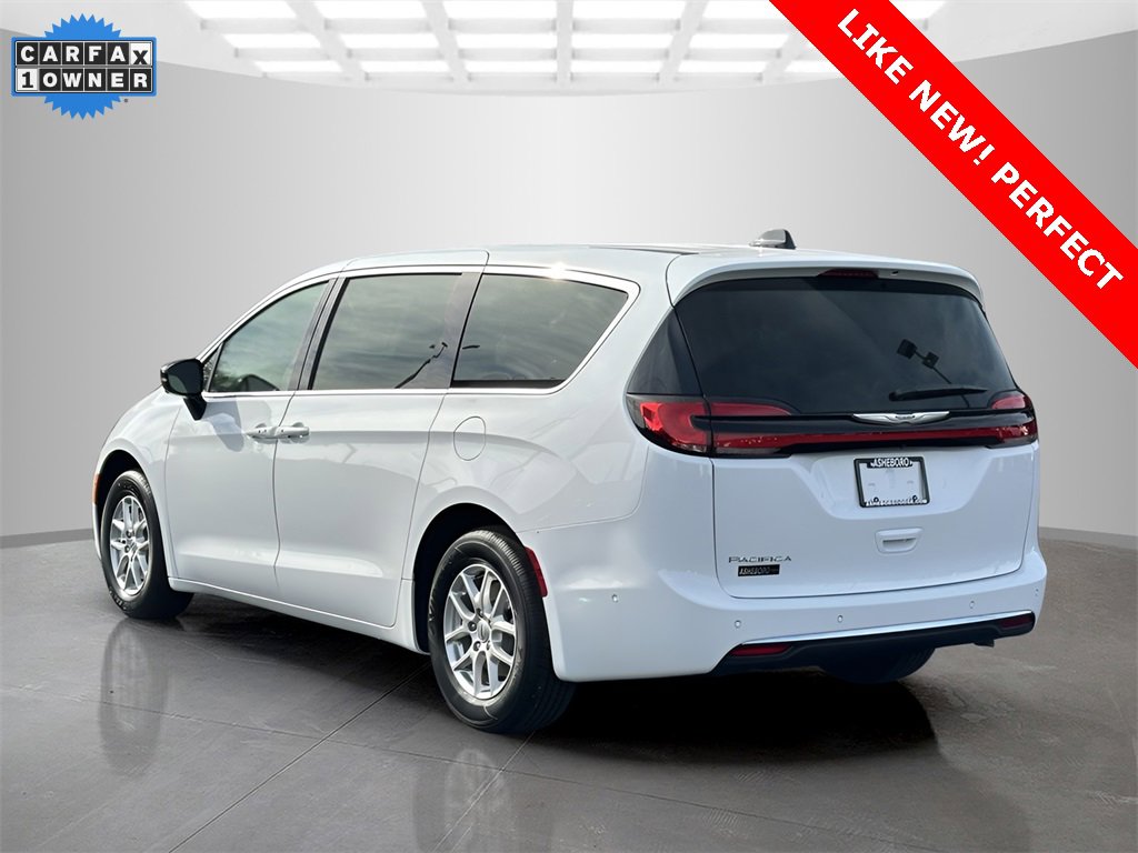 Used 2025 Chrysler Pacifica Select image 3