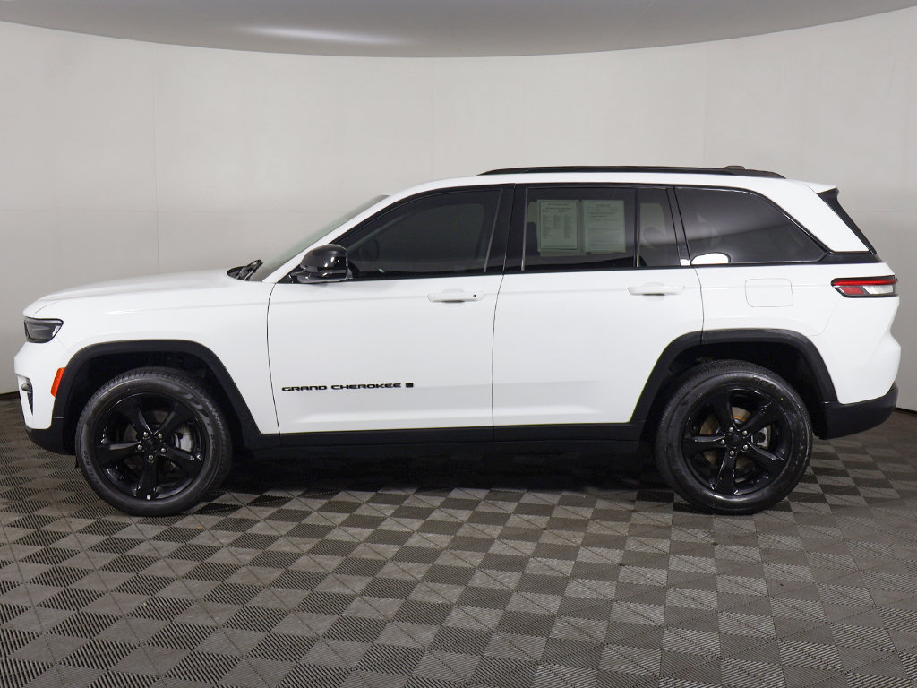 Used 2023 Jeep Grand Cherokee Limited w/ Black Appearance Package AWD/4WD image 19