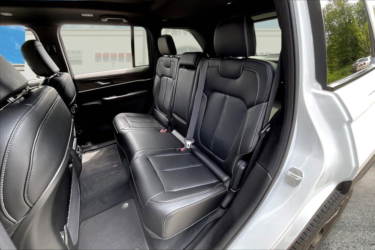 New 2025 Jeep Grand Cherokee Limited w/ Black Appearance Package image 10