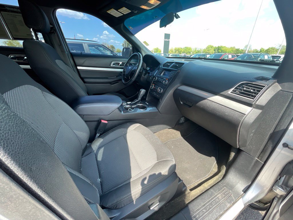 Used 2016 Ford Explorer XLT AWD/4WD image 24