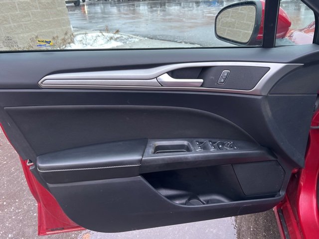 Used 2020 Ford Fusion SE image 19