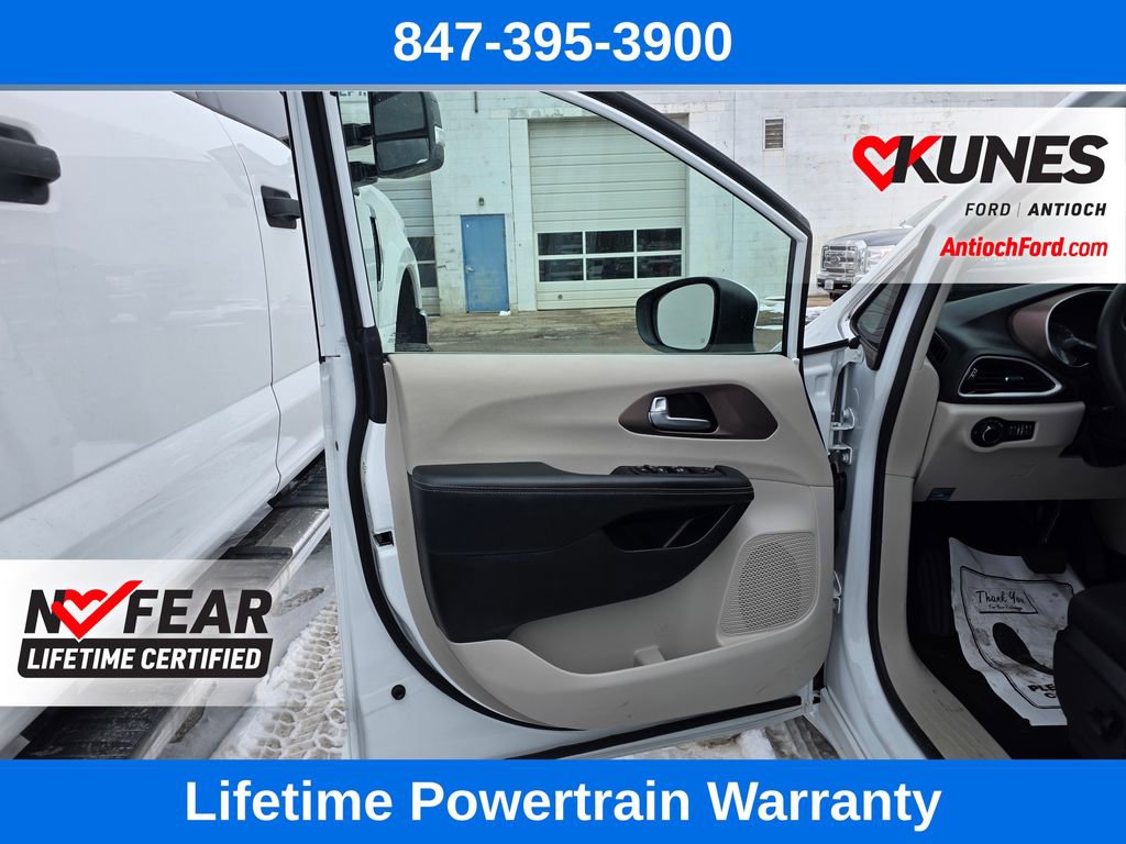 Used 2023 Chrysler Voyager LX image 13