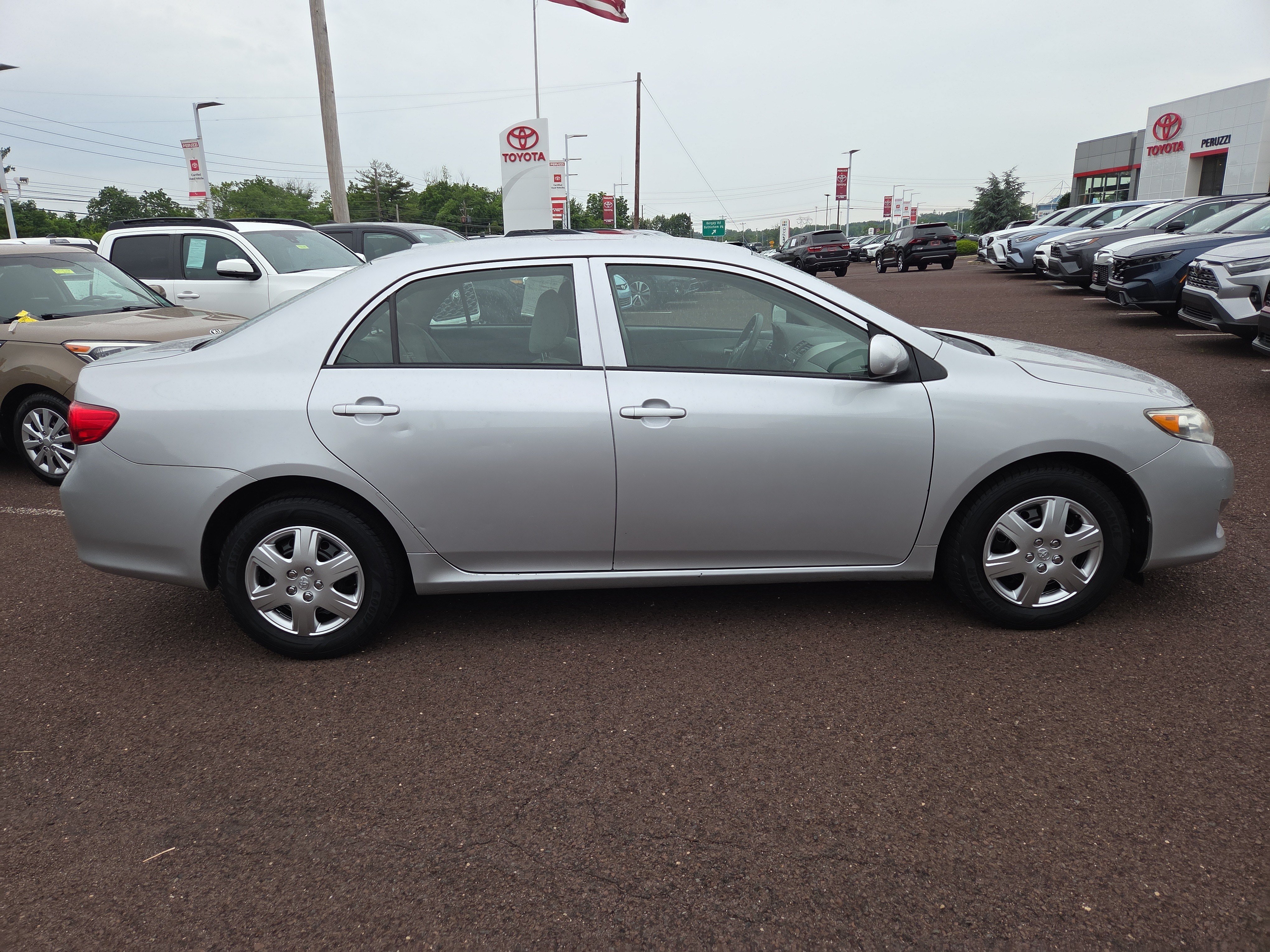 Used 2010 Toyota Corolla LE FWD image 2