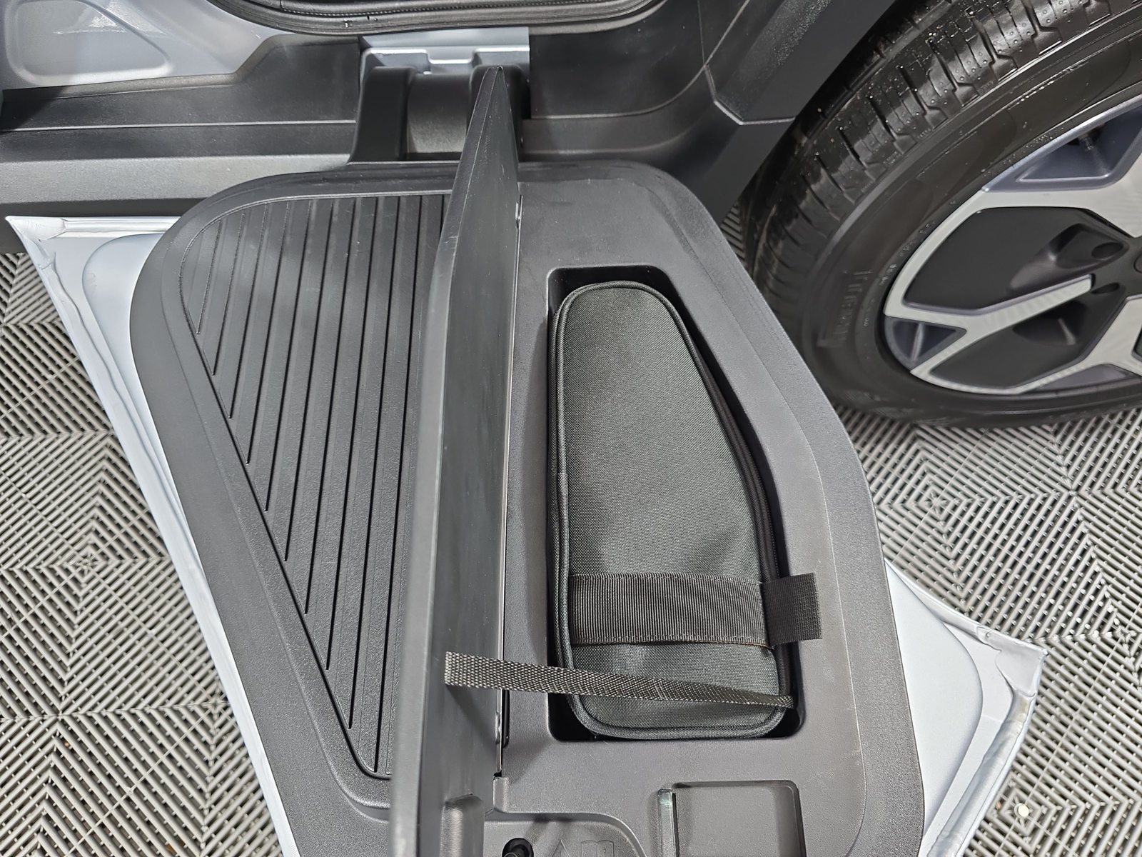Used 2024 Rivian R1T Adventure Dual AWD/4WD image 32