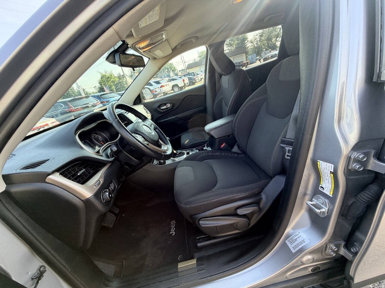 Used 2016 Jeep Cherokee Latitude AWD/4WD image 40