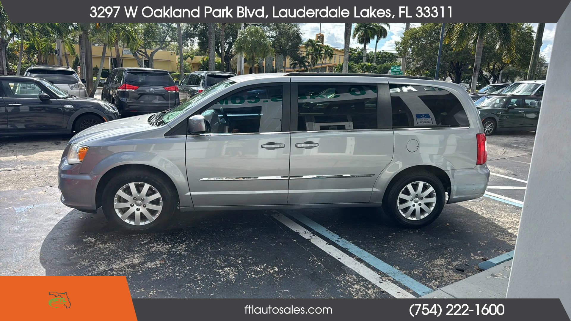 Used 2013 Chrysler Town & Country Touring image 7