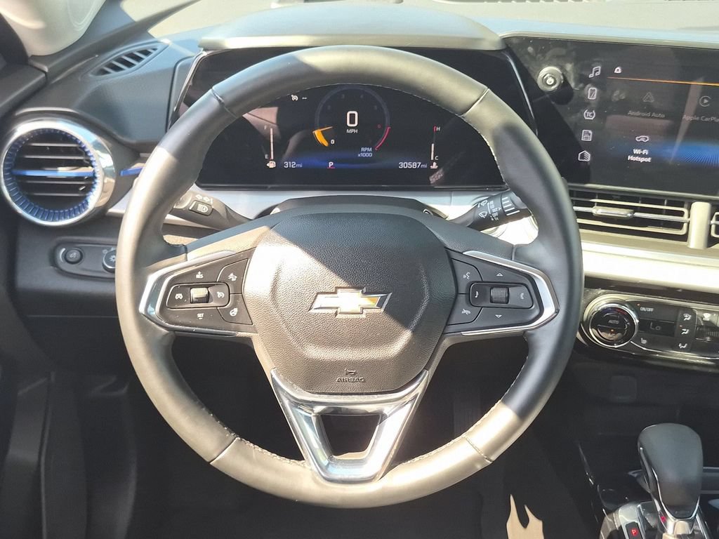 Used 2025 Chevrolet Trax LT w/ LT Convenience Package FWD image 23