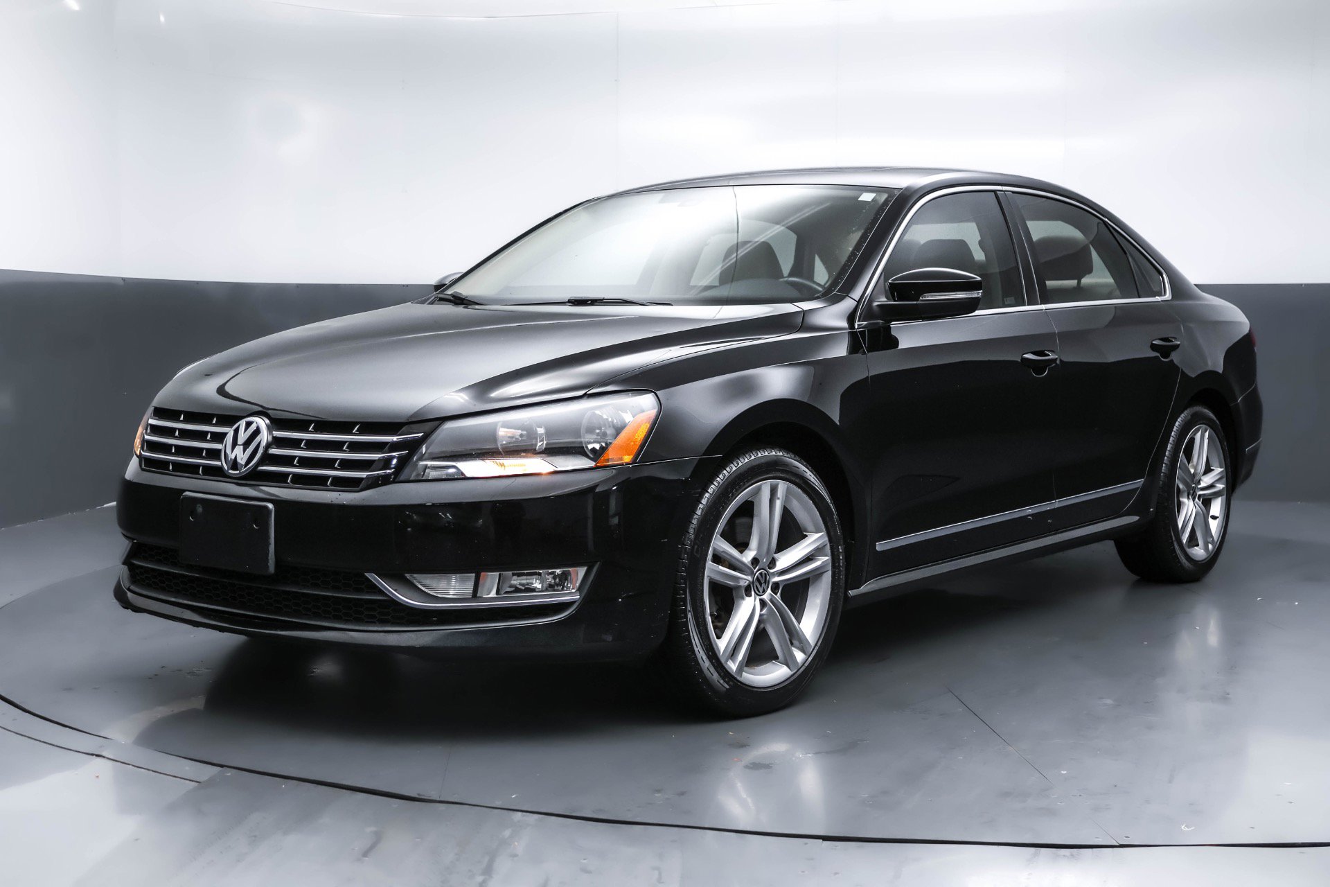 Used 2013 Volkswagen Passat TDI SEL Premium image 1
