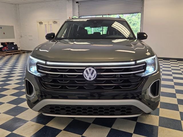 Used 2024 Volkswagen Atlas Peak Edition SE AWD/4WD image 2