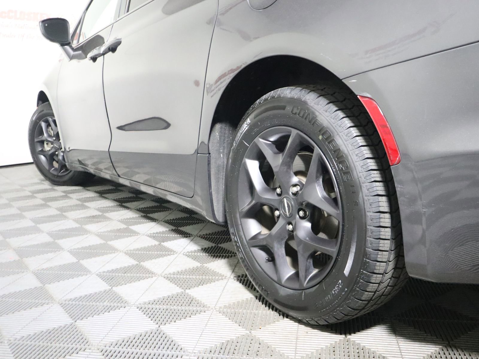Used 2018 Chrysler Pacifica Touring Plus w/ S Appearance Package FWD image 9