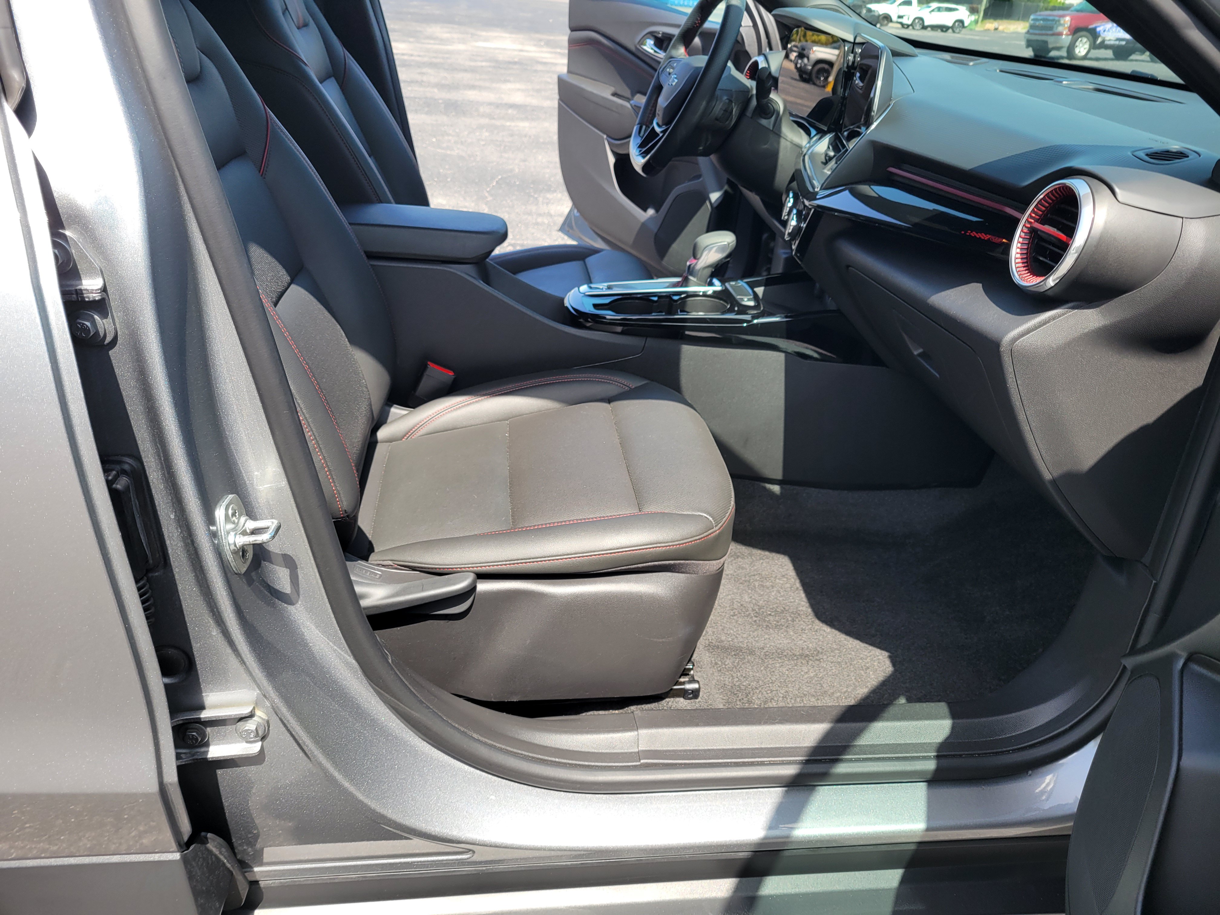Used 2025 Chevrolet Trax RS w/ Sunroof Package FWD image 27