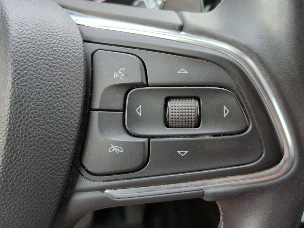 Used 2021 Buick Envision Essence w/ Technology Package I AWD/4WD image 18