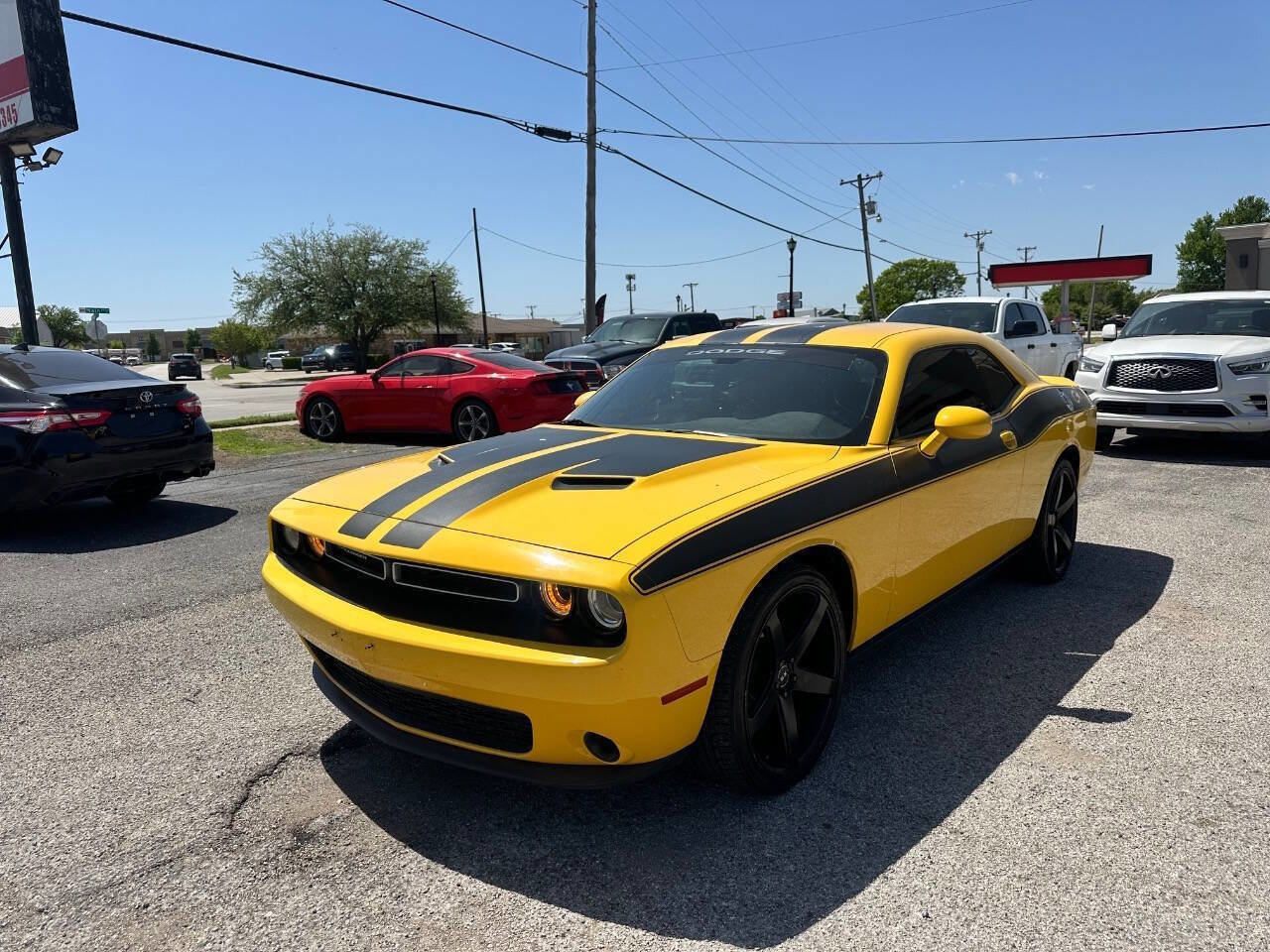 Used 2018 Dodge Challenger SXT image 1