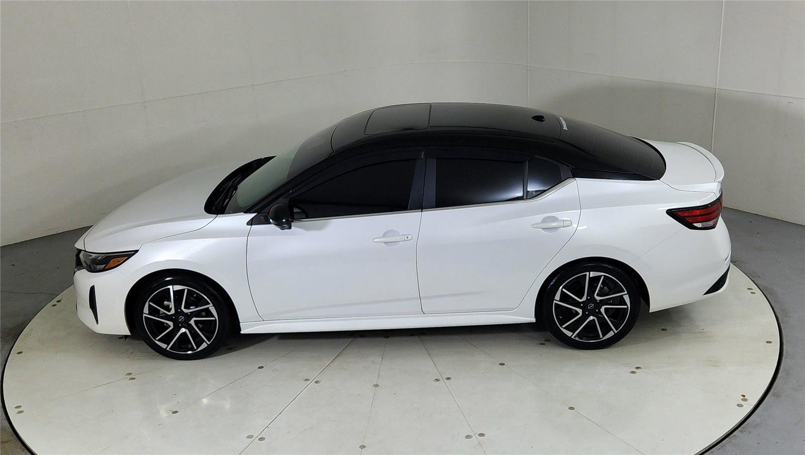 Certified 2025 Nissan Sentra SR w/ SR Premium Package image 16