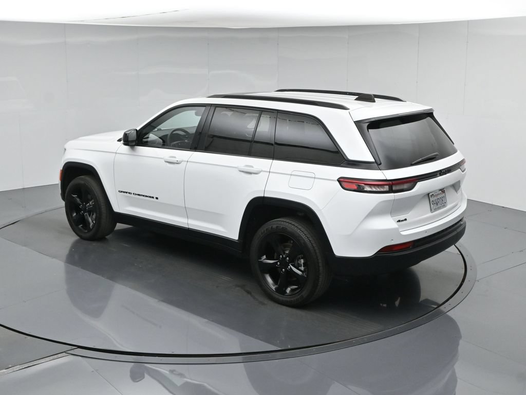 Used 2023 Jeep Grand Cherokee Laredo AWD/4WD image 46