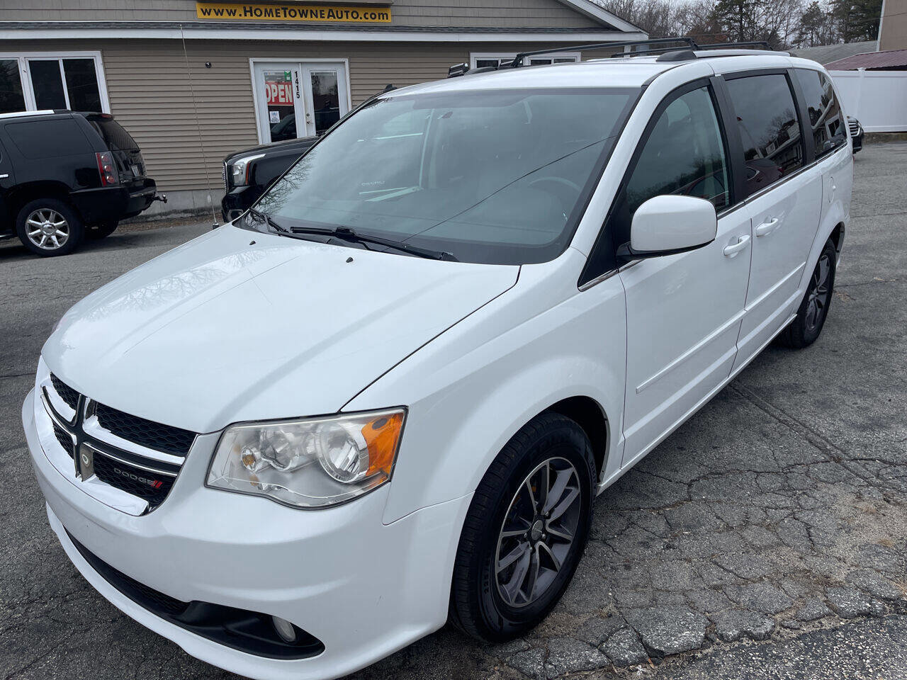 Used 2017 Dodge Grand Caravan SXT image 1