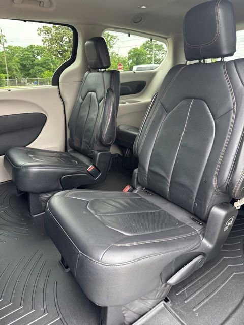 Used 2018 Chrysler Pacifica Touring-L Plus w/ Tire & Wheel Group FWD image 18